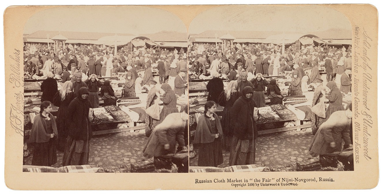 Торговля тканями на Нижегородской ярмарке. Стереофотография. 1898 год. Источник: Library of Congress